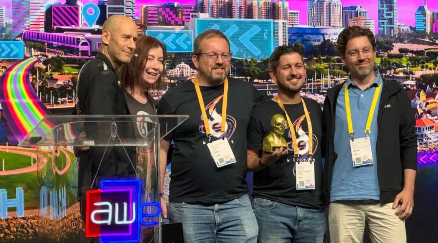Eduardo y Alberto Saldaña, Fundadores Sons of the Bit, con parte de su equipo recibiendo el premio Auggie a mejor vieojuego de realidad aumentada | Imagen cedida por Sons of a Bit.