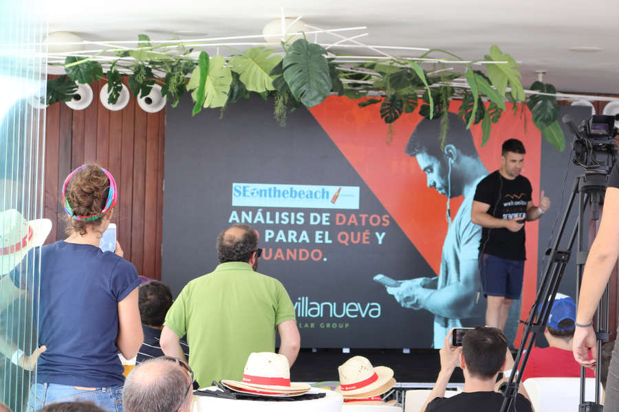 Luis M. Villanueva en su ponencia Estructura, logs y enlazado interno del SEOnthebeach 2018