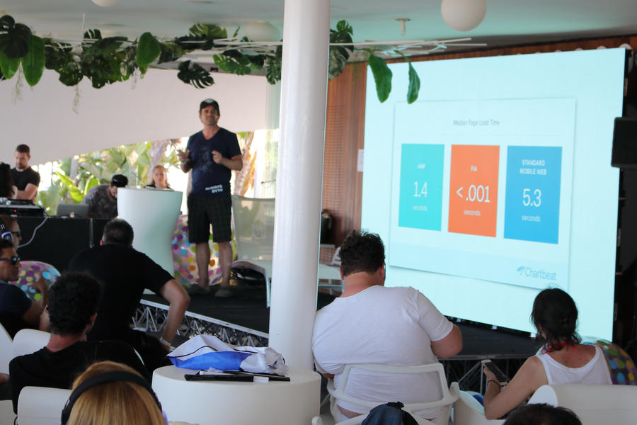 Marcus Tandler en su ponencia SEO will never die! en SEOnthebeach 2018